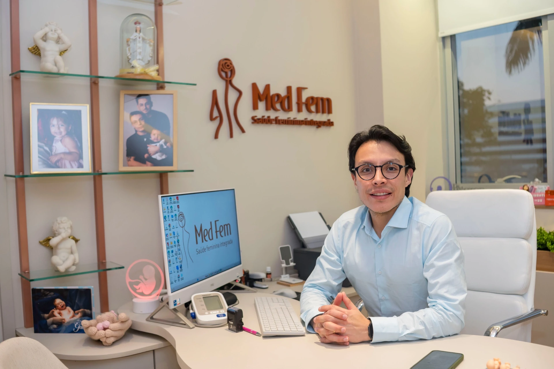 Dr. Héctor Burbano no consultório Med Fem