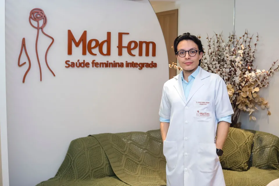 Dr. Héctor Burbano, obstetra, de jaleco na recepção do consultório Med Fem